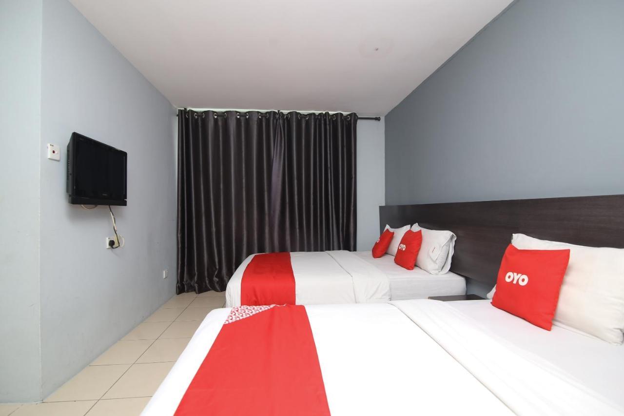 Oyo 90136 Jumbo Inn Kuching Exterior foto