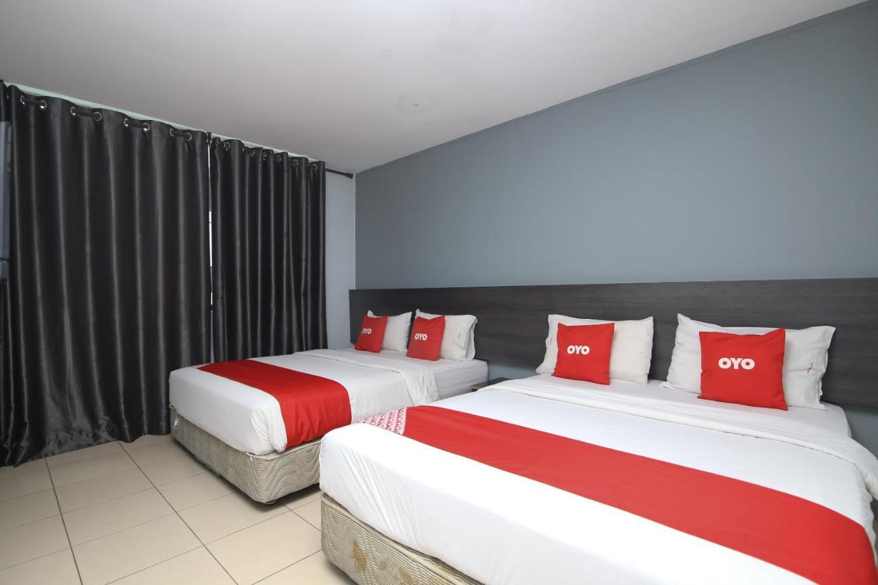 Oyo 90136 Jumbo Inn Kuching Exterior foto