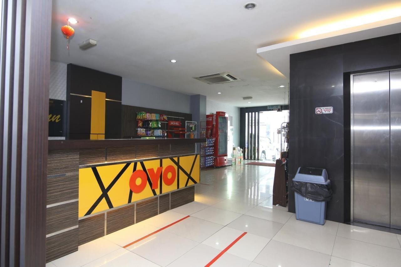 Oyo 90136 Jumbo Inn Kuching Exterior foto